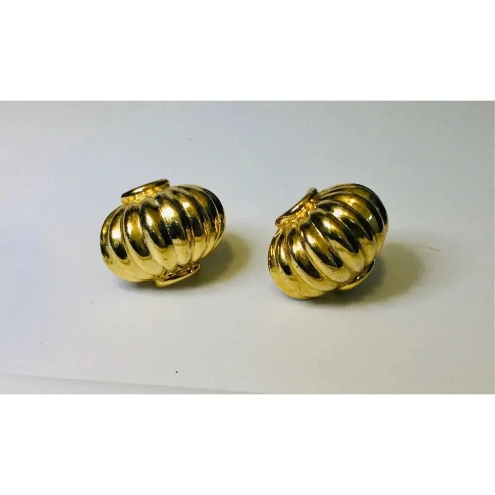 Vintage Womens Gold-tone Croissant Ribbed Screwback Clip-on Fashion Earrings‎ OS